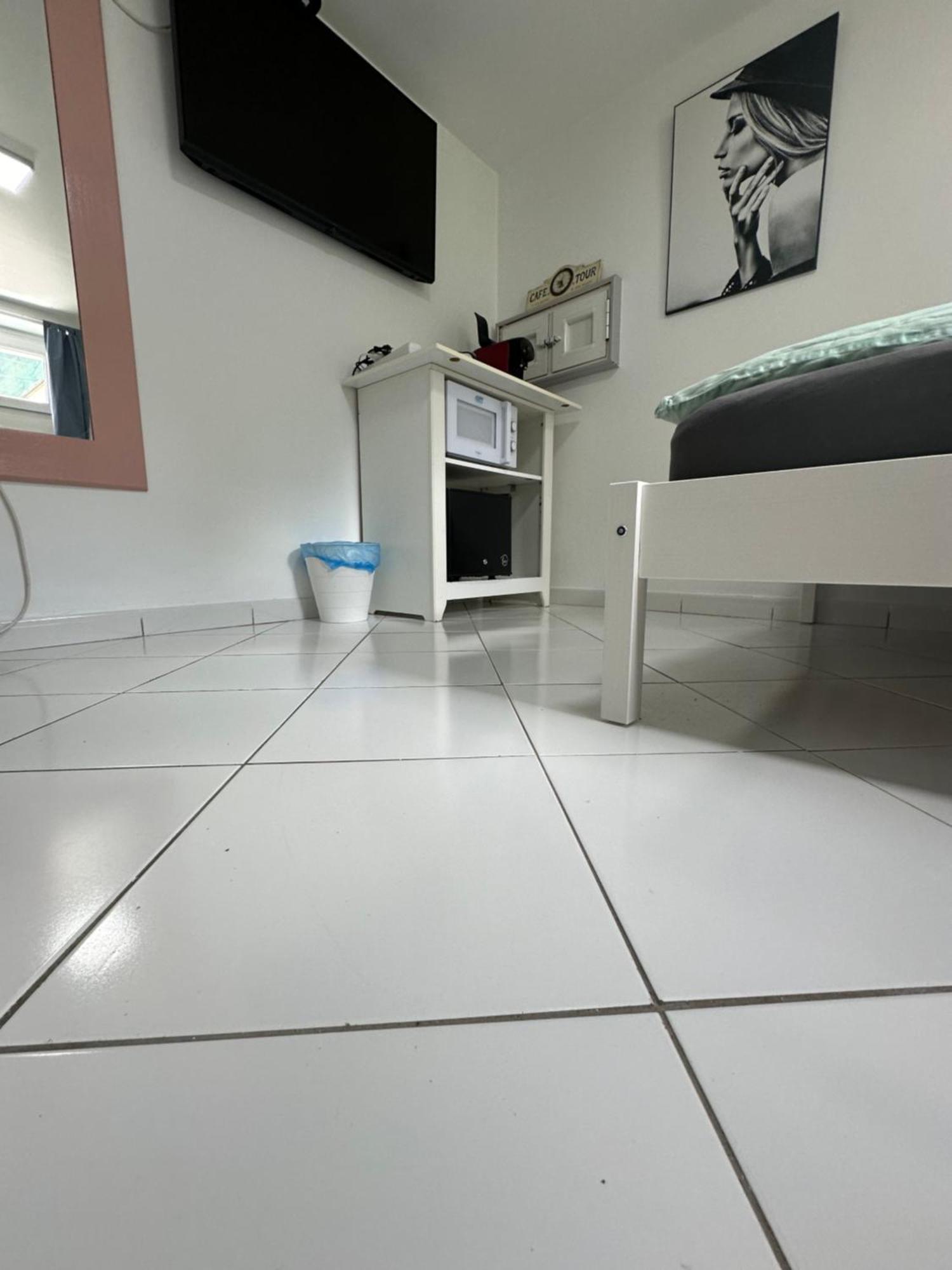 Simple Room In Luxembourg City Exteriér fotografie
